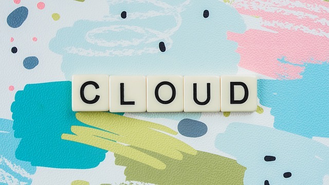scrabble tiles spelling 'cloud'